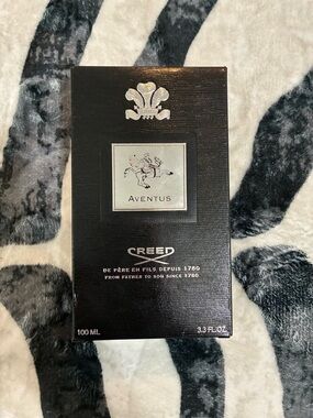 Creed Aventus Women Bath & Body - Black and Blue Accents